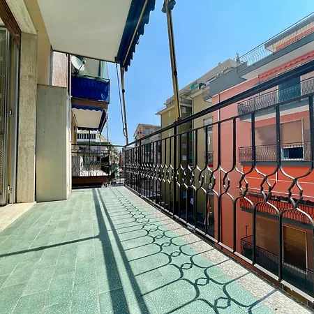150 Metri Dal Mare Bilocale Con Balcone Lägenhet